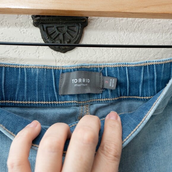 Torrid NWT 3X Light Wash Denim Shorts 5” Inseam Plus Size Weekend Soft Mid Rise - Picture 6 of 13